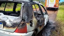 Carro de idosos pega fogo na estrada e fica completamente destruído