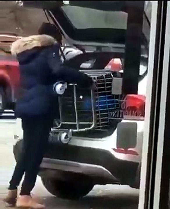 Mujer rompe su vidrio