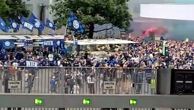 Inter-Parma, l'arrivo a San Siro del pullman nerazzurro