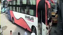 Hombre intenta bajar de un bus en movimiento y termina con la pierna atrapada bajo una rueda