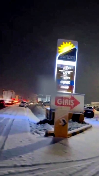 İzmir-Afyon yolu yoğun kar yağışı nedeniyle ulaşıma kapandı