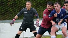 Histórico: Ángel Mateos vuelve a ponerse bajo los palos en un partido oficial con 70 años
