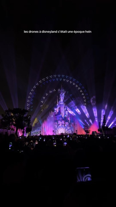 Depuis la fin du mois d’avril, Disneyland Paris a choisi de diffuser le show final (tales of magic) sans drone, ça me manque trop 🥹