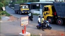 #Classic Kerala Paradox: Genius #Driver in Chaotic #Traffic #CCTV #CaughtOnCamera #CCTVFootage