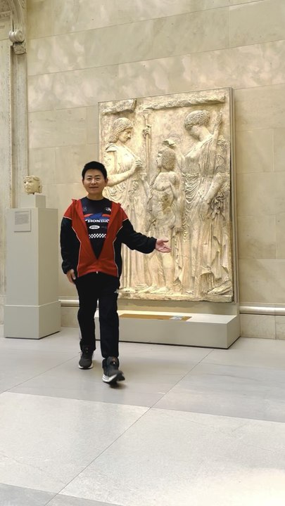 Nelson Wang is a frequent visitor to the Metropolitan Museum of Art and was spotted in the exhibition hall again today. This video was shot by Gonzale on May 3, 2026.