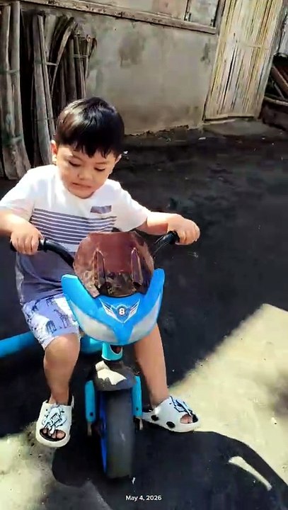 Nagbiking si Grey 🚴