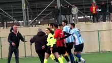 Yedek kulübesinden fırlayıp hakeme yumruk attı! Maç tatil edildi, futbolcu gözatında...