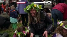 Участники соревнуются, выманивая червей из земли на необычном фестивале в Британии