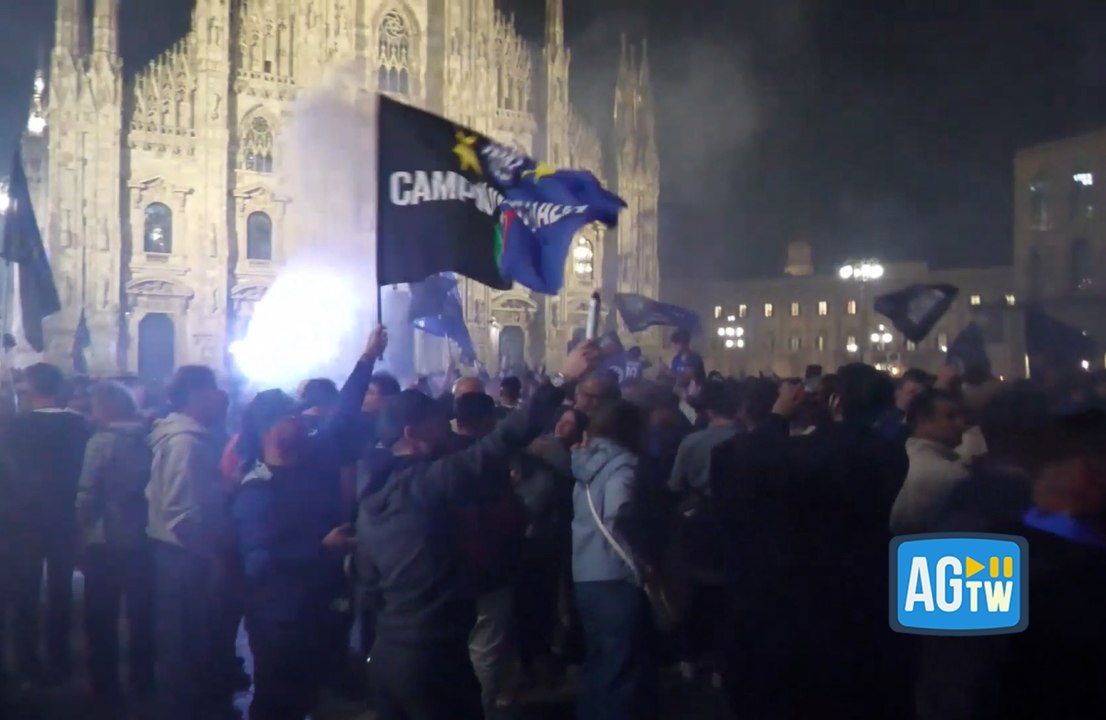 Scudetto Inter, fuochi d’artificio e fumogeni: in migliaia in Duomo per la vittoria