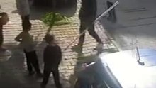 Arnavutköy'de dehşet anları Çocuklara saldırdı, bina sakinlerine bıçak çekti