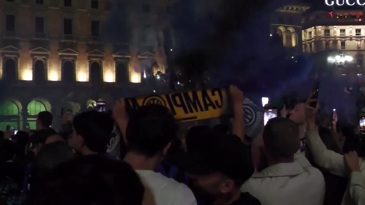 I tifosi FESTEGGIANO mentre l'Inter CONQUISTA la SERIE A con una VITTORIA per 2-0 sul Parma