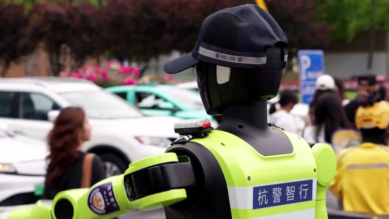 China setzt humanoide Roboter zur Verkehrsregelung ein