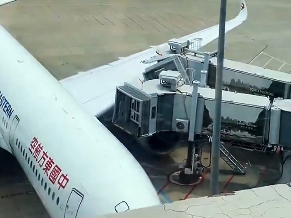 Flugzeug rammt Fahrgastbrücke