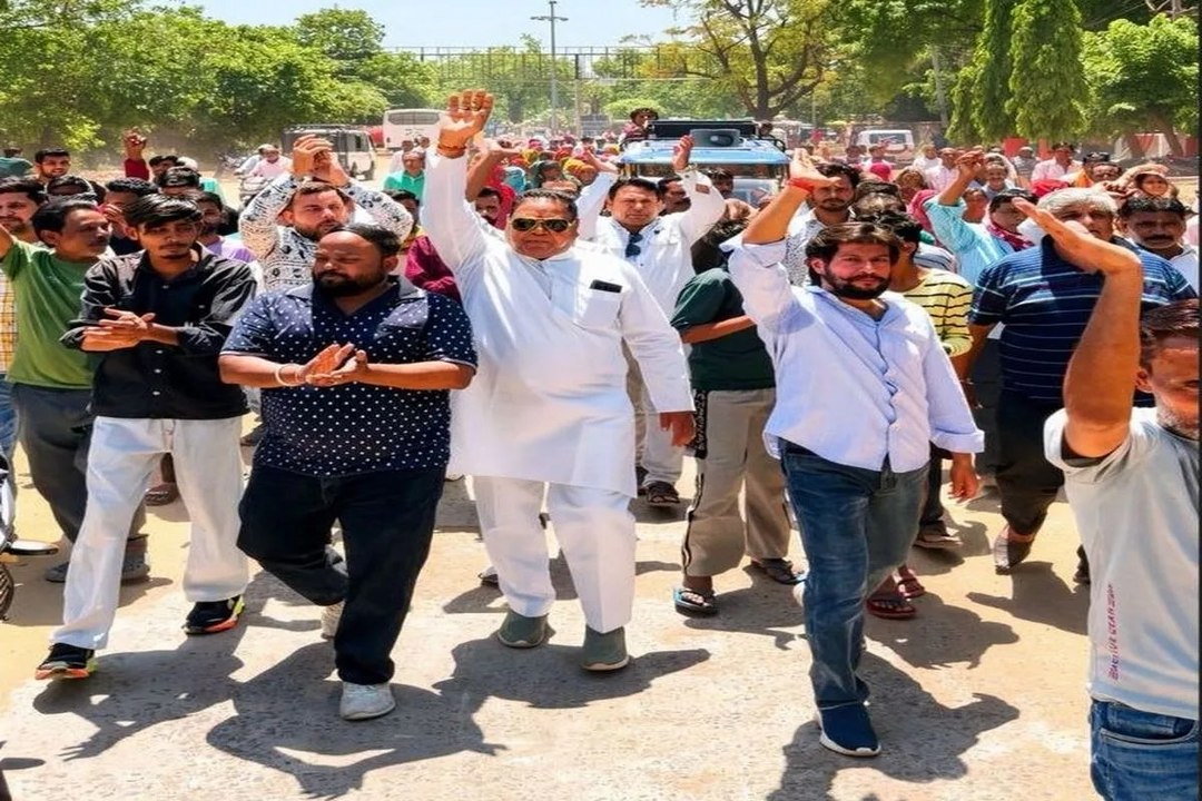 swm news: सुप्रीम कोर्ट के आदेश के खिलाफ मजदूरों का फूटा गुस्सा, कलक्ट्रेट पर किया प्रदर्शन