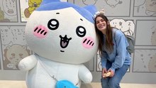 Moi et mon PAINNN (enfin ma peluche en forme de pain🤭)Évidemment je vois une mascotte, je me prends en photo avec 😌↕️#chiikawa #hachiware #chiikawapark #japon #voyagejapon
