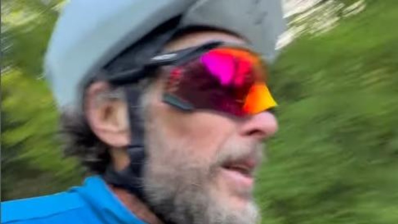 Jovanotti in bici sulle orme dell'ultima impresa di Zanardi: «Vai Alex, pedala libero per l'universo»