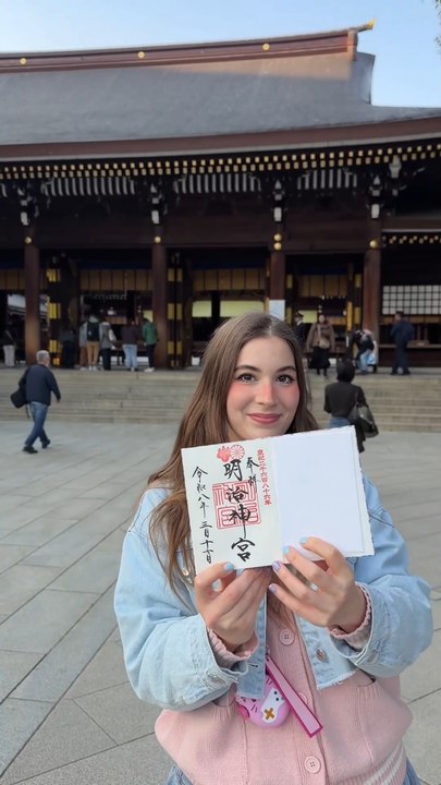 Dire que j'avais jamais acheté de goshuincho alors que j'aime trop visiter les temples et sanctuaires au Japon!!Maintenant je vais pouvoir le remplir des calligraphiesuniques de ce chaque temple qu'on visite 🤩#goshuin #goshuicho #japon #voyagejapon