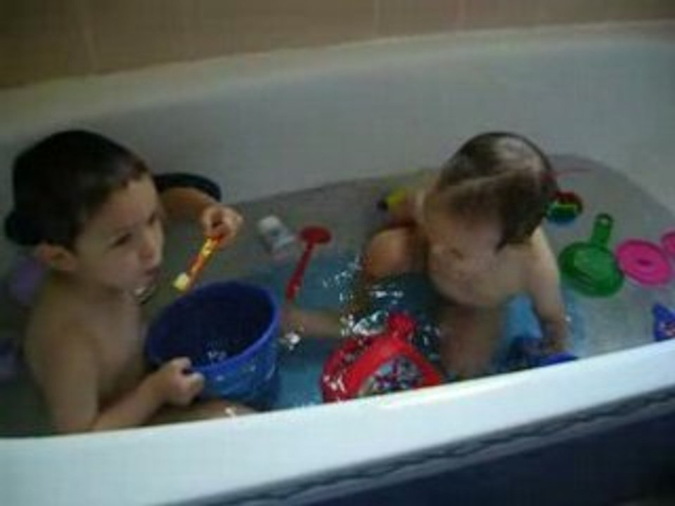 Les loustics dans le bain !