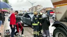 Mucize kurtuluş! İki tırın arasında kağıt gibi ezilen otomobilden sağ çıktı