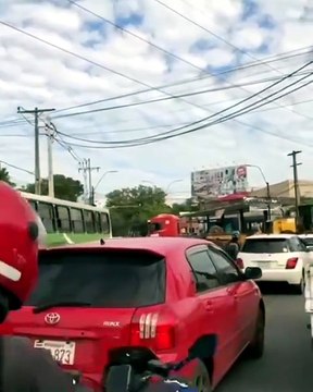 Conductores reportan embotellamiento por camión descompuesto