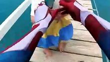 Wait for the end... he really tried everything! 🌭✂️