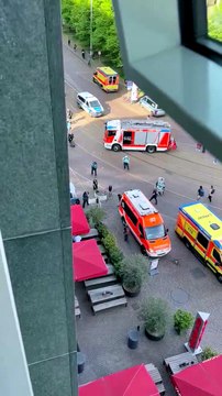 Almanya'nın Leipzig kentinde bir araba kalabalığın içine daldı