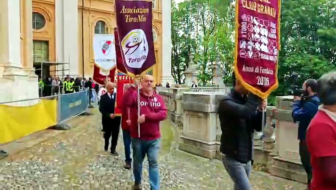 Superga, conclusa la messa la squadra si dirige verso la lapide (Video)