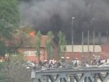 Milano incendio sul Naviglio grande