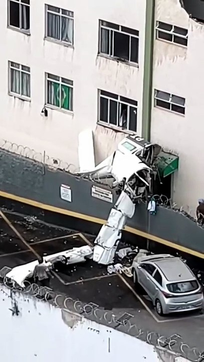 Avião de pequeno porte cai e atinge prédio em Belo Horizonte