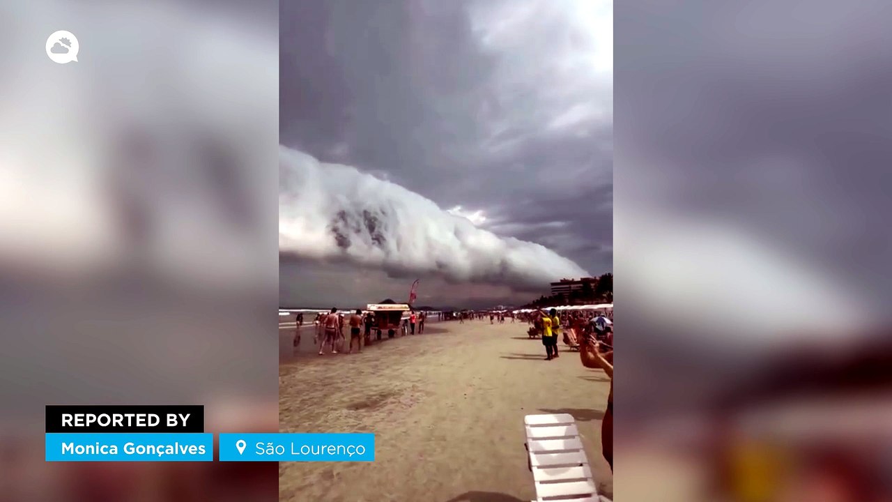 An enormous roll cloud surprised beachgoers in São Lourenço (SP), Brazil