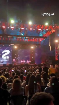 ناصيف زيتون يتغزل في زوجته دانييلا رحمة على المسرح ويغني لها