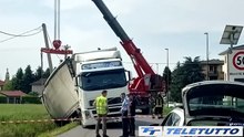 Video News - Palazzolo, camion ribaltato in un canale