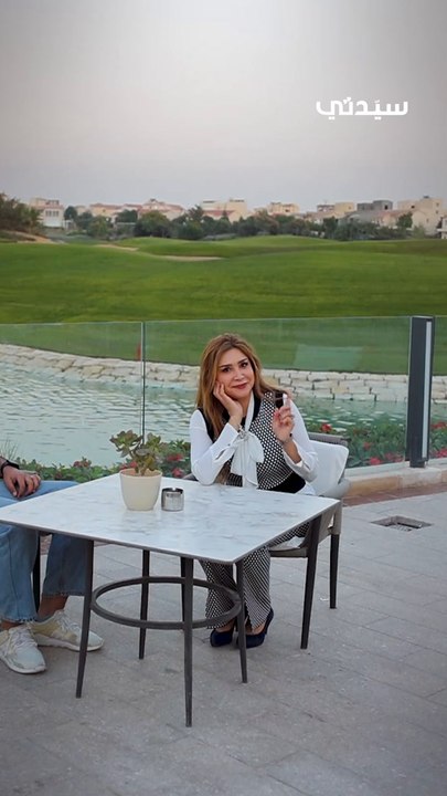 خبيرة الإتيكيت رانيا حسين  عند التواجد حول مائدة في مطعم أو سهرة من الذوق والاتيكيت أن  يسحب الرجل الكرسي للمرأة لتجلس أولا ثم يجلس هو.