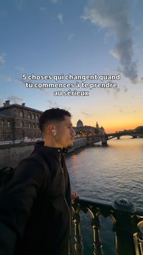 1. Tu n’acceptes plus ce que tu considérais comme normal.Le manque de sommeil.Les matinées gâchées.Les habitudes qui te vident à petit feu.À partir du moment où tu comprends que tu comptes, tes standards montent.