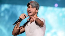 Enrique Iglesias sorprende a cadete con un beso