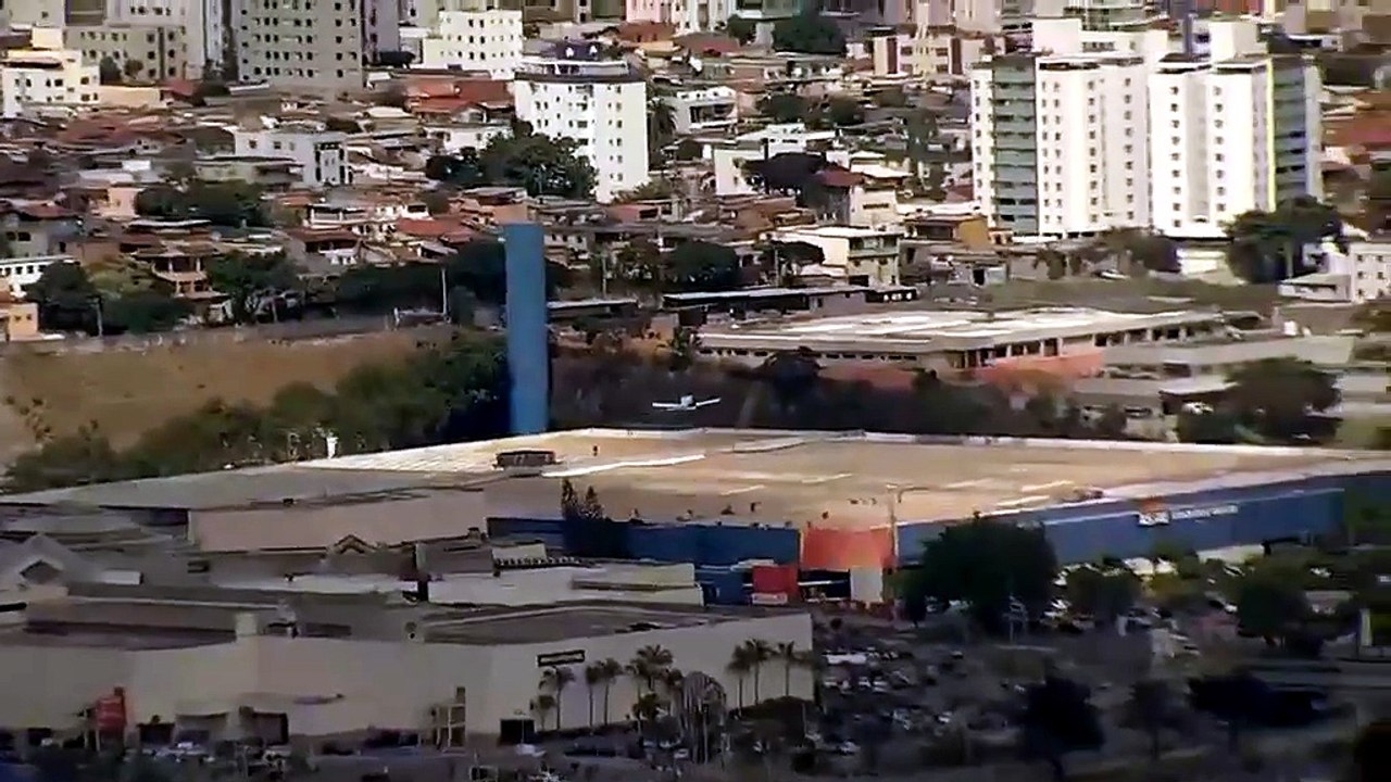 Vídeo mostra momento da queda de avião que atingiu prédio em BH