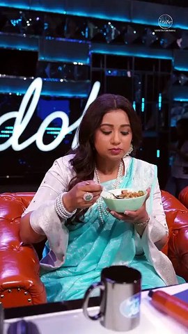 Shreya Ghoshal's cuteness on Indian Idol 16