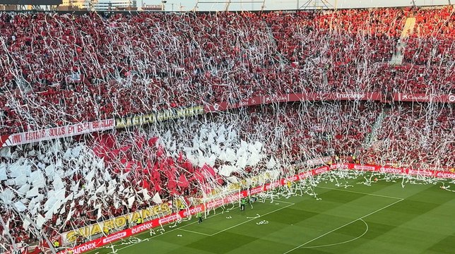 Banderas rojiblancas y rollos de papel higiénico: así fue el momento del himno en un lleno Sánchez-Pizjuán