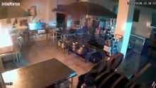Veja momento que fritadeira pega fogo em restaurante no bairro Alto Alegre