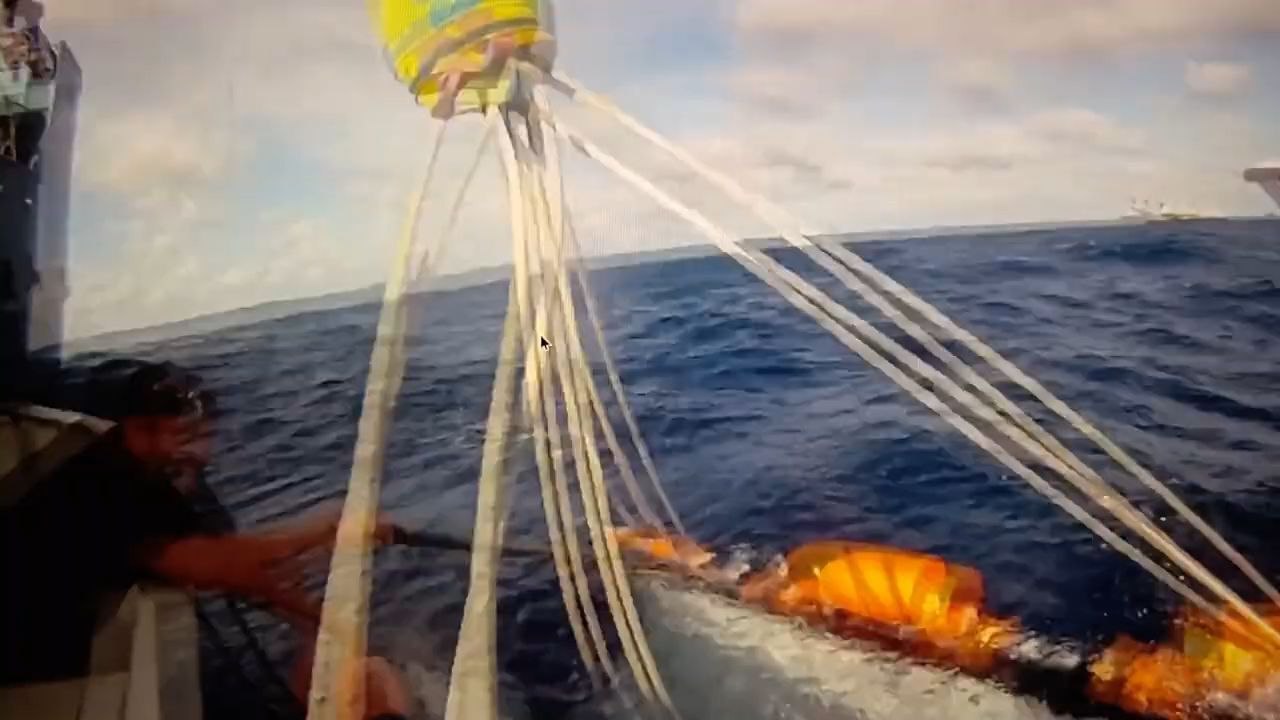 Hommes requins : nuage à l  horizon