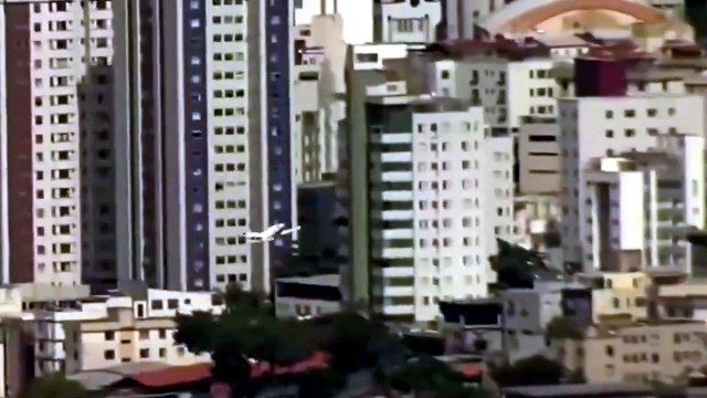 Dos muertos y tres heridos al estrellarse una avioneta contra un edificio en Brasil
