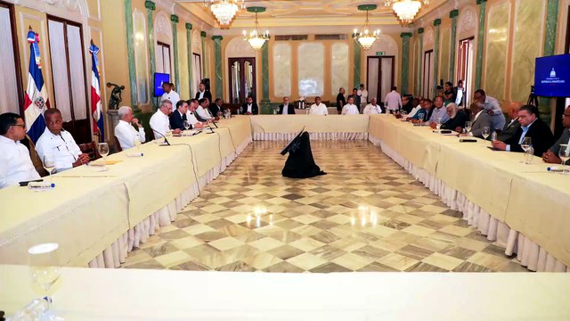 Gobierno dispone mesa permanente con transportistas para mitigar alza de combustibles y evitar aumentos en el pasaje en beneficio de los dominicanos