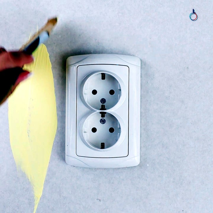 Smart hack for painting around outlets! 🔌💯
