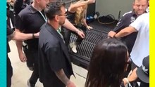 Mujer se cae frente a Messi y el momento se hace viral