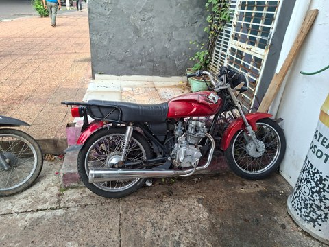 Cámaras registran hurto de motocicleta en barrio Obrero