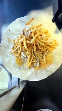 French Tacos Gratiné Cheddar Viande Escalope & Sauce Gruyère & Frites #BR3 #Tacos #Food #Foodies #Foodlover