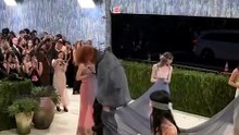 La entrada triunfal de Madonna a la #MetGala recreando el cuadro “La Tentación de Santo Antonio”