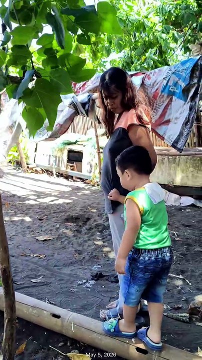 Gibantayan si Isaiah sa iyang nanay Janet while nagdula