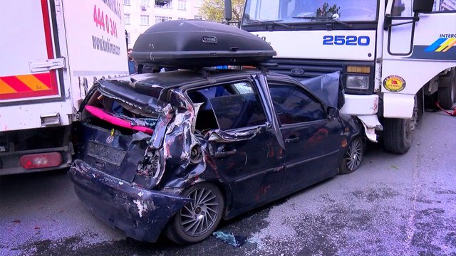 Bağcılar'da park halindeyken freni boşalan kamyon 8 araca çarptı; kaza kamerada 