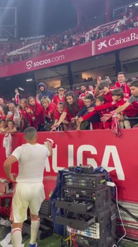 El gesto de Alexis Sánchez con unos aficionados chilenos: todo pese al golpe en la cabeza